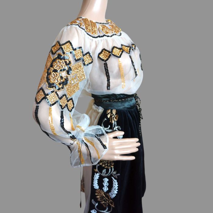 Costum popular vechi din Banat  cusut cu fir de lame auriu 36-38