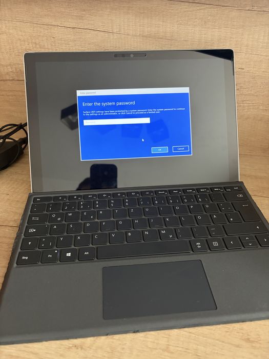 Laptop tableta 2 in 1 touch , Surface Pro 5 1796 128 gb categ jucarii jocuri