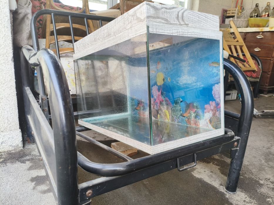 Продам аквариум на 100литров срочно