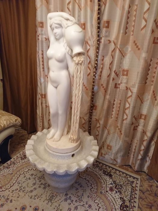 Мраморная статуя фонтан