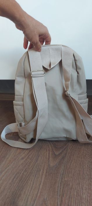 Раница в бежово с преден джоб и странични джобове