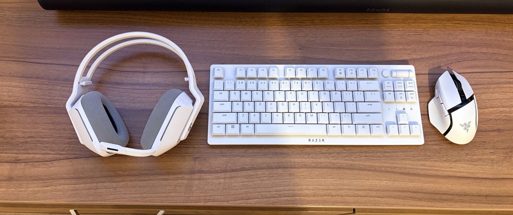 Pachet gaming razer si Logitech ( basilisk v3, deathstalker v2, g733)