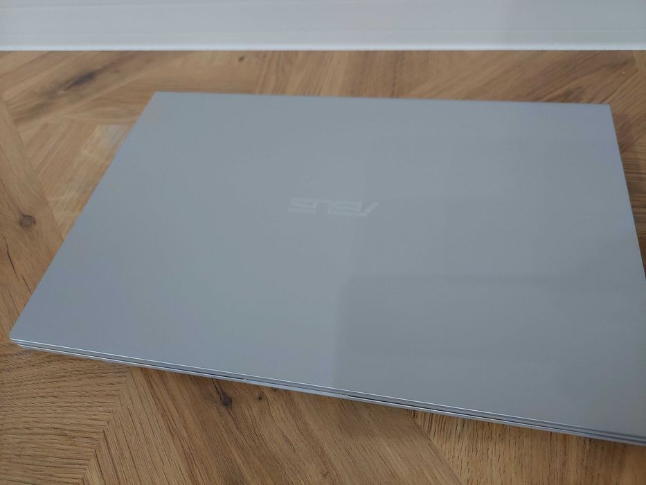 15.6" лаптоп като нов Asus Vivobook F515J Core i3-1005G1 8GB RAM 512GB