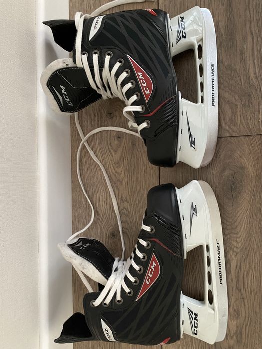 Продам коньки  размер 37