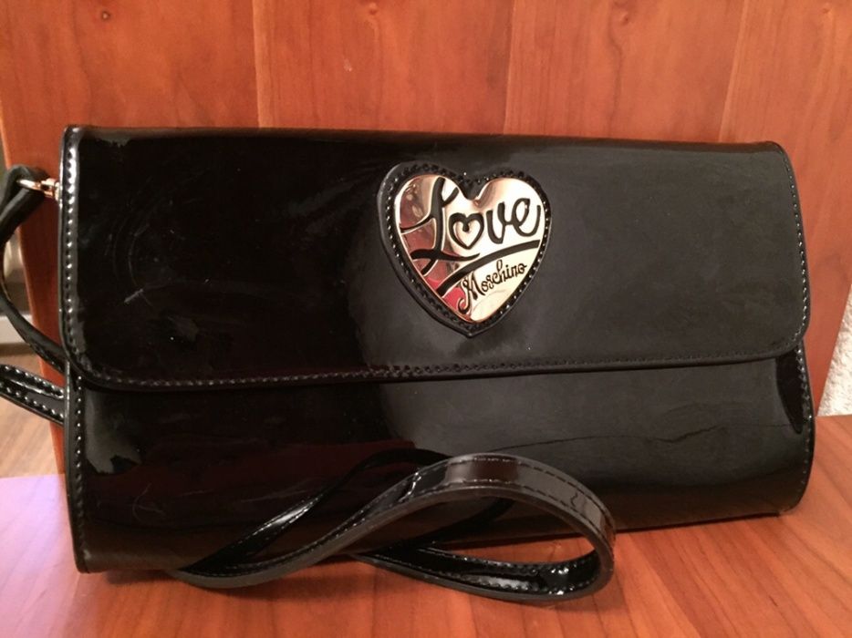 Сумка клатч лаковый Love Moschino