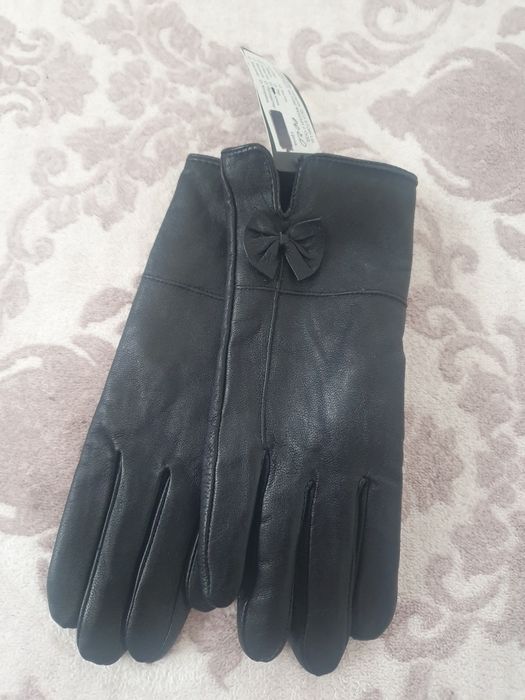 Чисто нови ръкавици