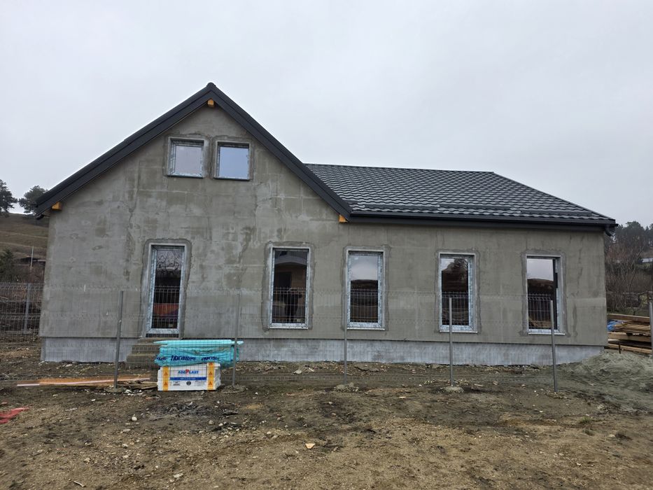 Casa moderna cu asfalt si toate utilitățile.