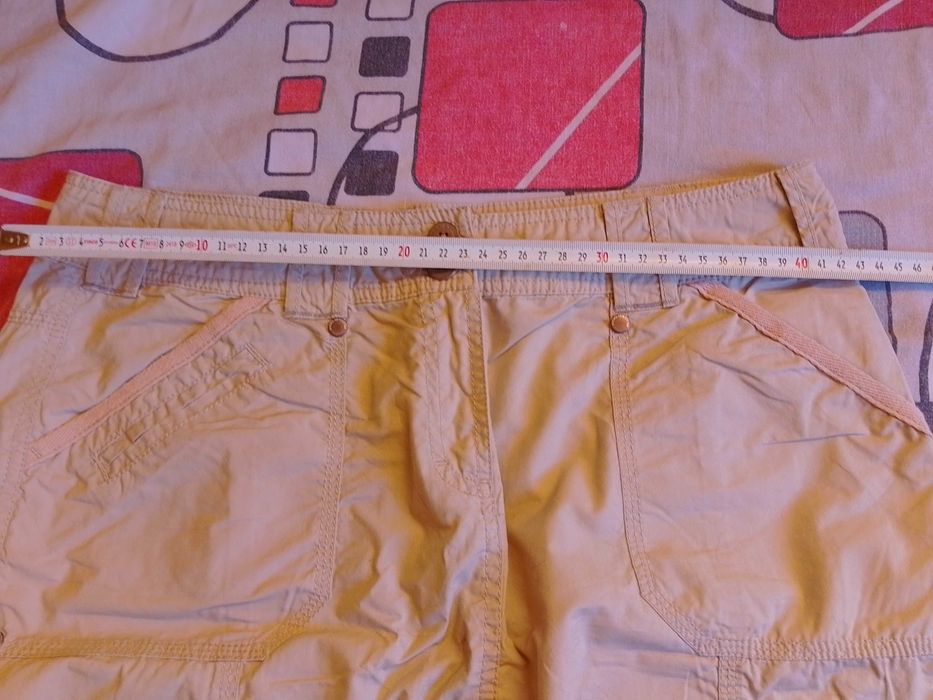 Къса бяла пола с джобчета