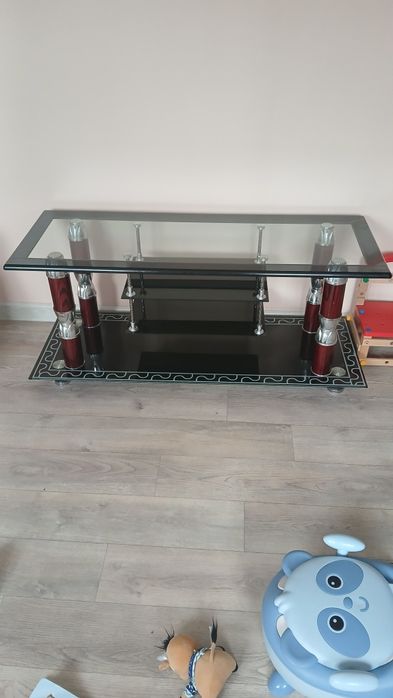 Стеклянный стол.