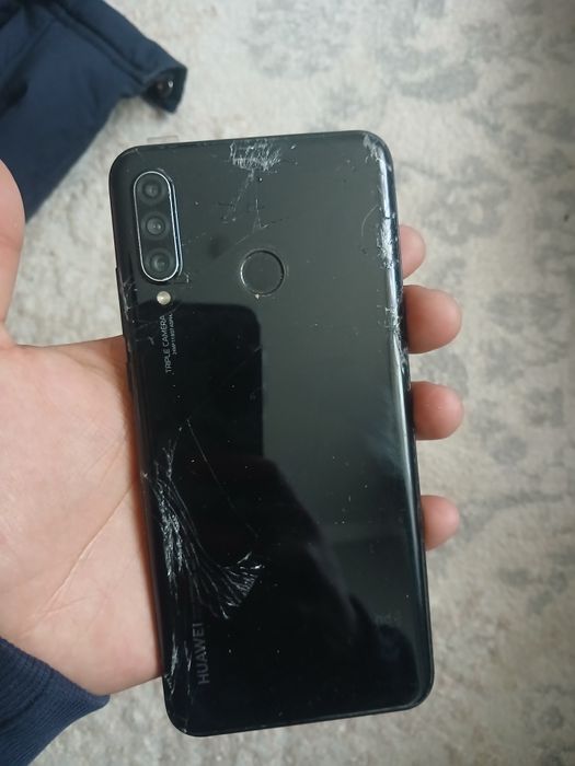 Хуавей сзади есть трещины