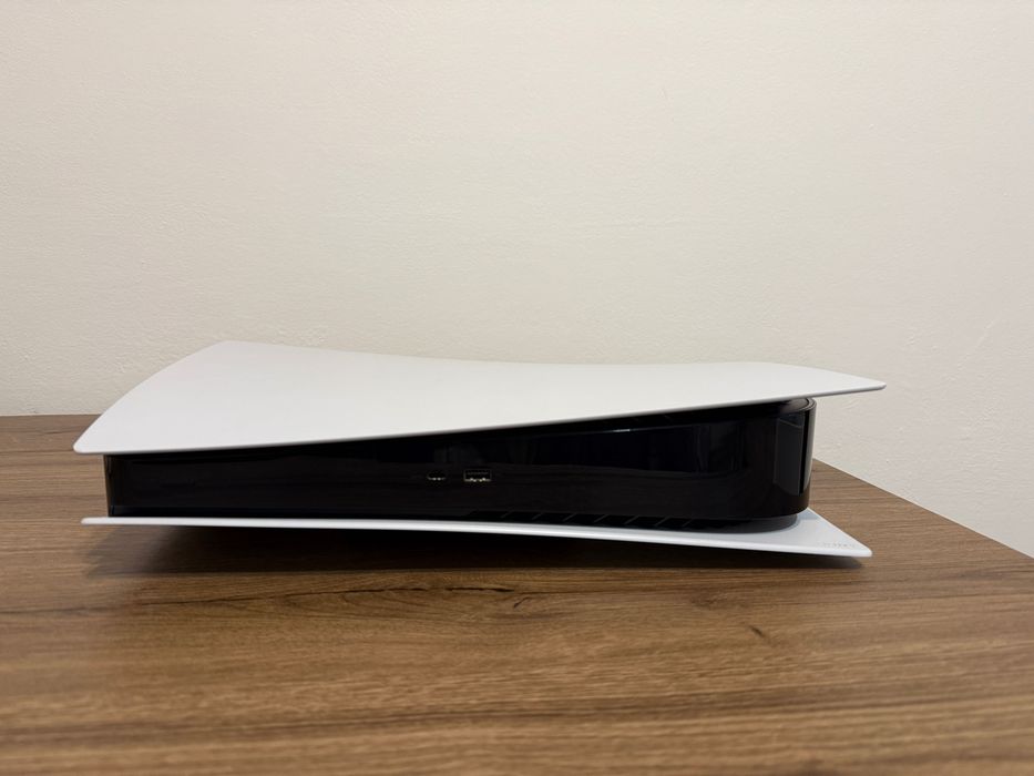 PS5 Digital Edition + Controller