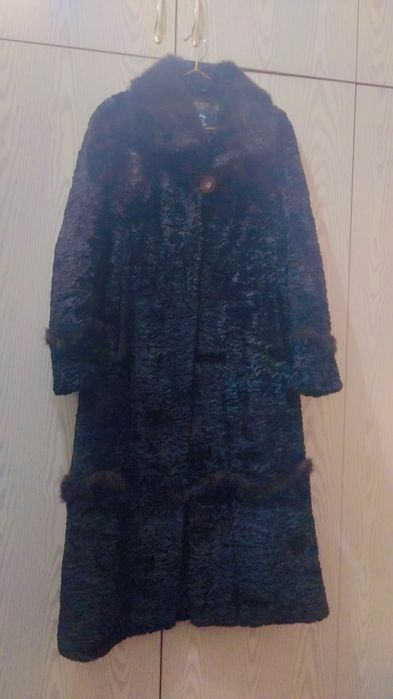 Чёрная меховая пальто