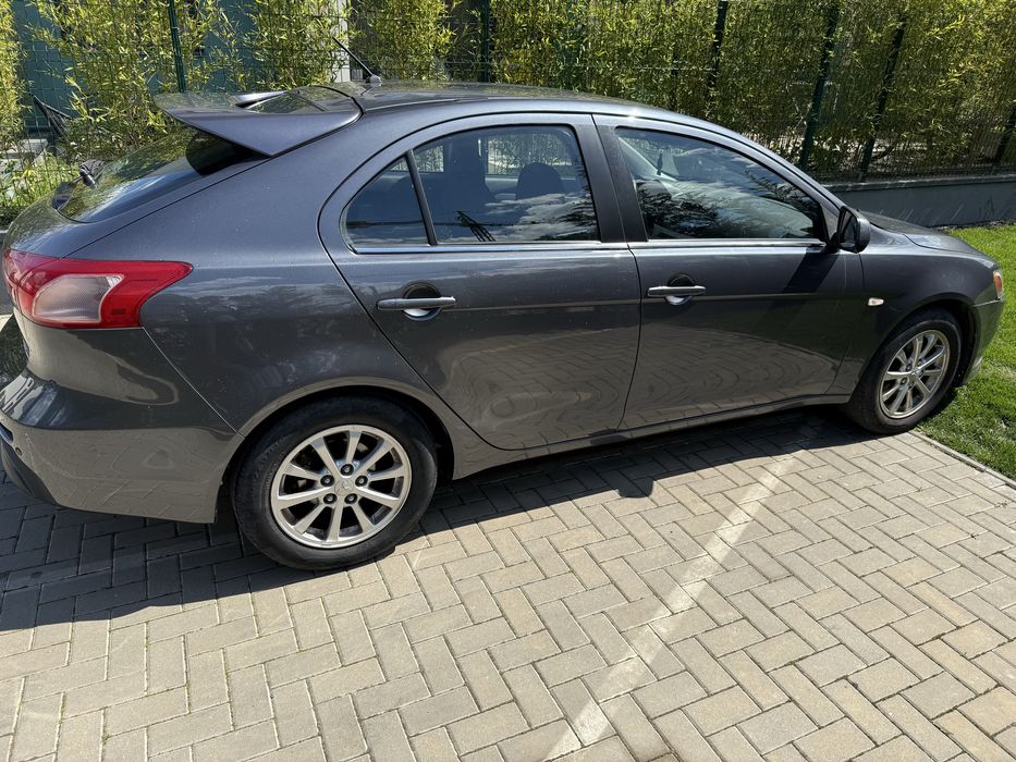 Vand sau schimb mitsubishi lancer!