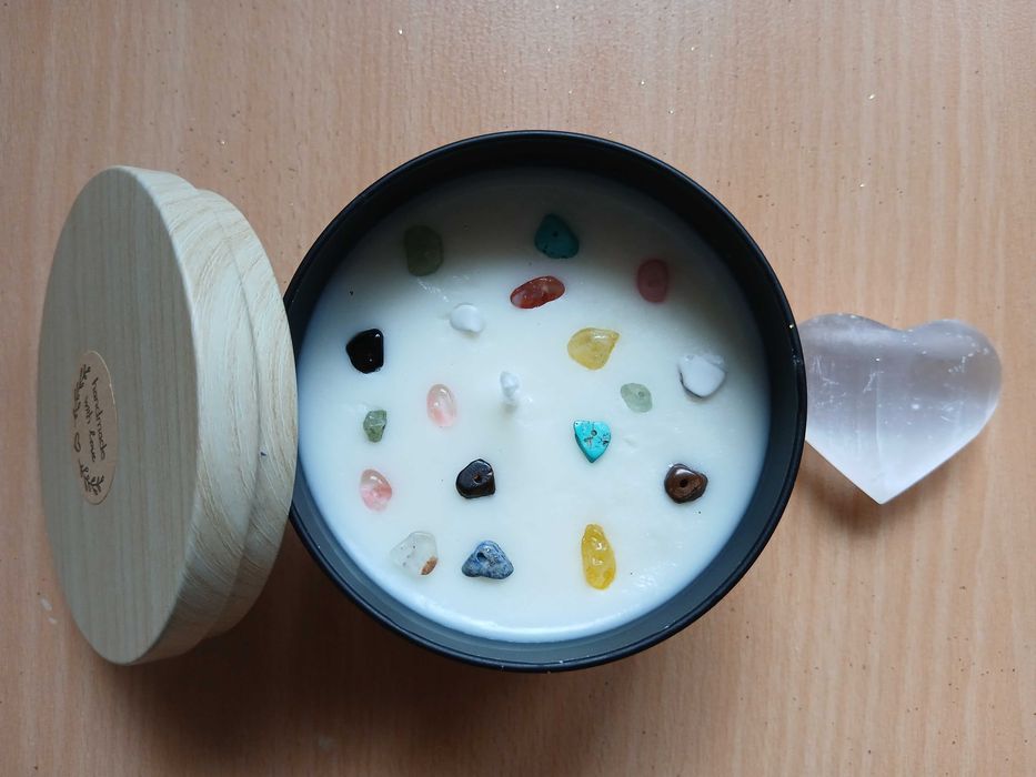 Lumanari parfumate cu uleiuri esentiale si cristale pentru bucurie