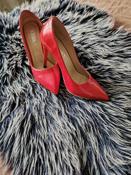 Pantofi stiletto roșii, 37