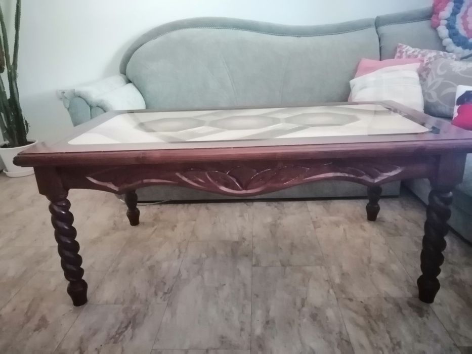 Масивна холна маса с дърворезба