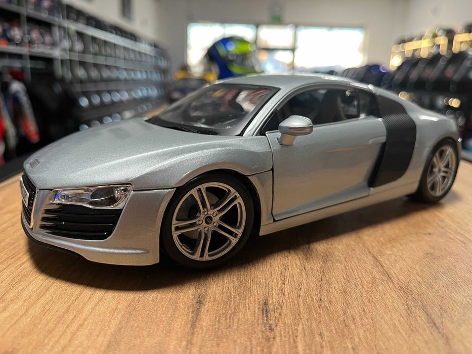 BBURAGO  Mетална колекционерска количка модел AUDI R8 V10 FSI