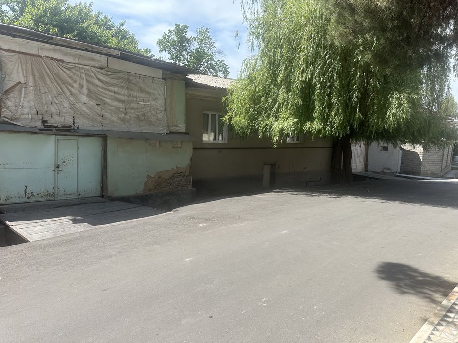 Кўкча махалласида 1.4 сотих уй   фасади 7 м,  узунлиги 20 м сотилади