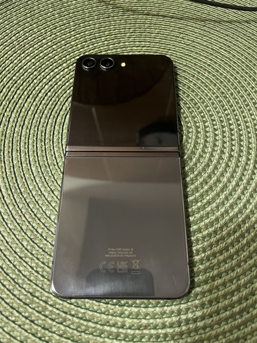 Z Flip 5 256 inca are garantie