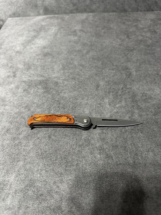 Briceag de buzunar elegant - maner cu insertie de lemn, lama ascutita