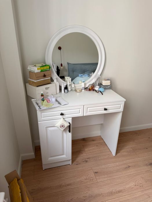 Туалетный столик с зеркалом