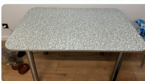 Продам стол в хорошем состоянии