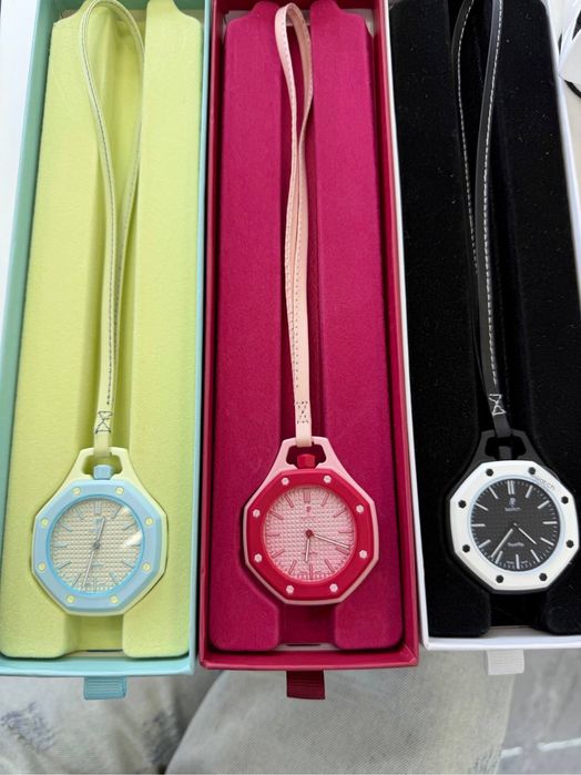 Swatch и Audemars Piguet хар хил рангидан