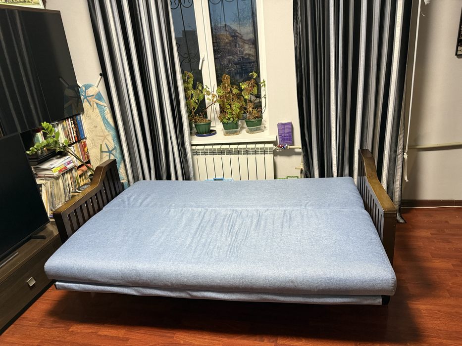 Диван из натурального дерева, раскладывается