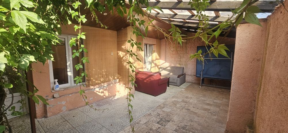 Ofer apartament la casa cu curte proprie zona sp.jud..70mp