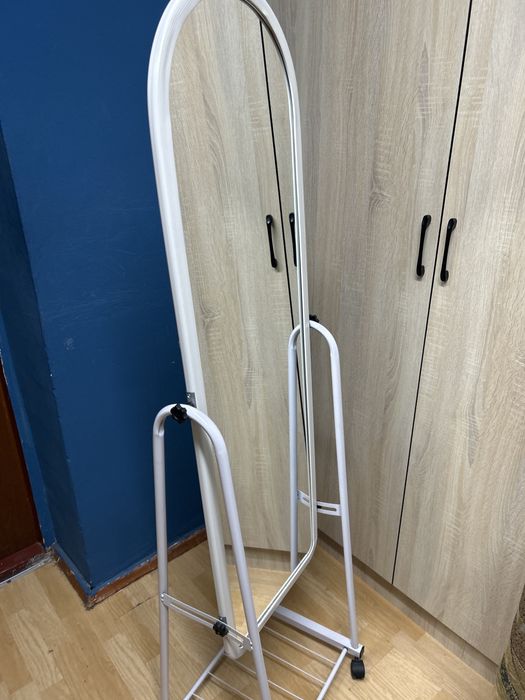 Стоящая зеркало п