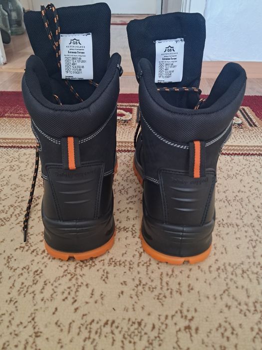 Продам спец обувь