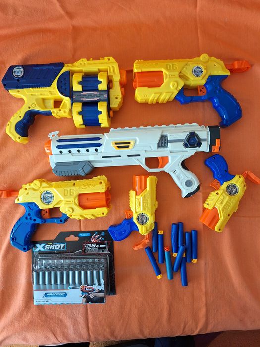 Colecție de arme de jucărie cu proiectile și accesorii marca X-Shot