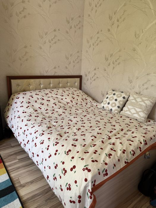 Шкаф и кровать.