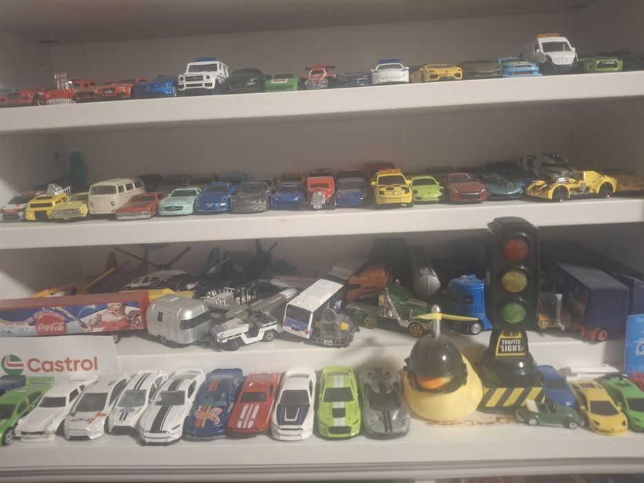 Продавам колекция малки и големи колшчки ( hot wheels,  majorete, matchbox, burajo и др)