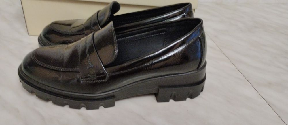 Туфли женские, лакированные.