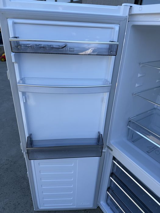 Хладилник с фризер 151см