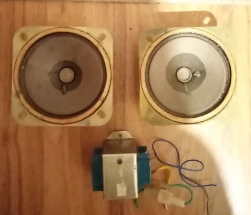 Vând difuzoare și transformator pentru radiocasetofon românesc RCS002