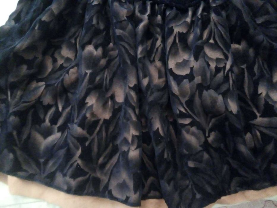 официална къса бална рокля от черно кадифе с тъмножълт шифон