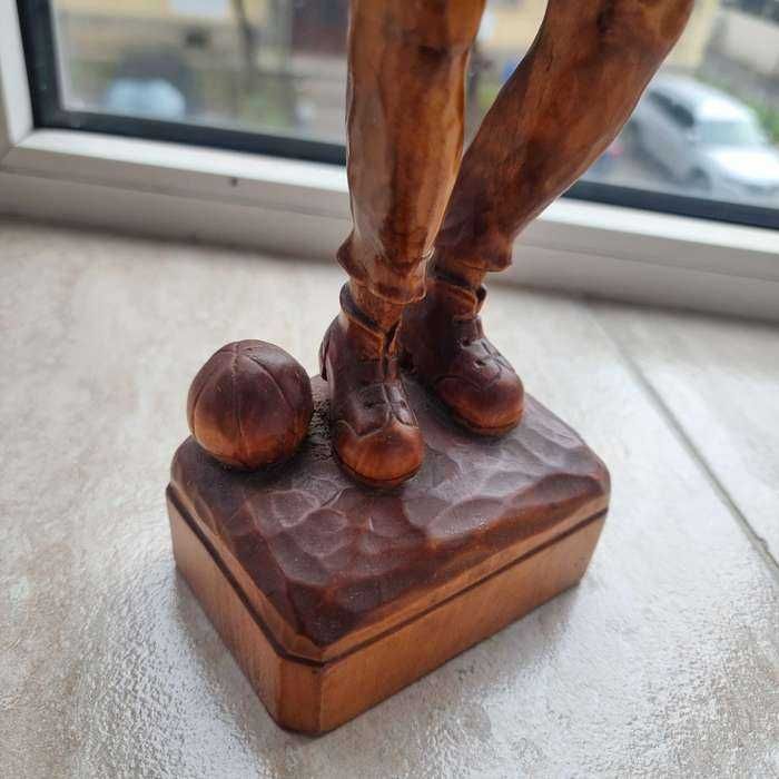 Sculptura statuie lemn lacuit ornament rustic barbat tinand cos