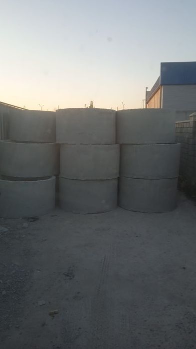 Продам бетонные кольца и крышки
