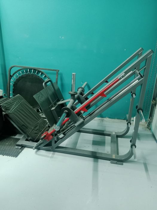 Тренажор жим ногами