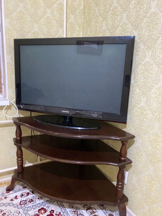 Телевизор подставкой