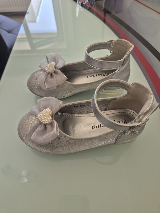 Vand pantofi argintii pentru fetite