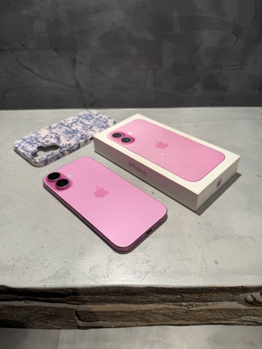 КАТО НОВ Iphone 16 Pink + подарък