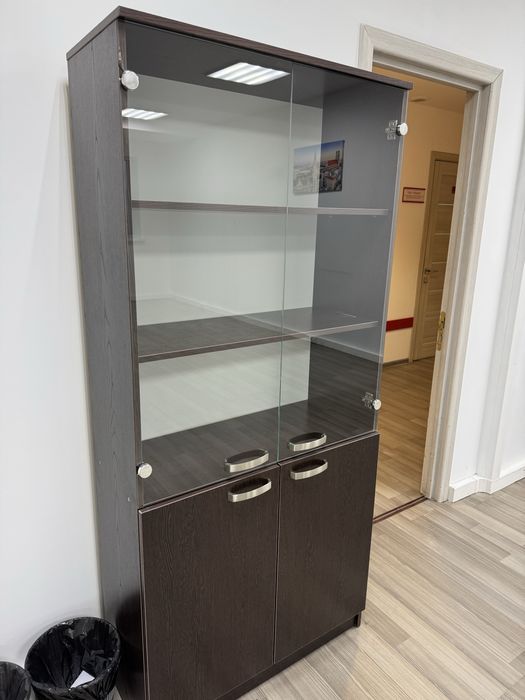 Офисная мебель, столы, стулья, стеллаж, тумбочки.