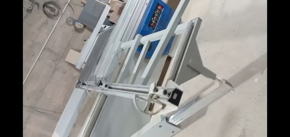 Двухпильный форматно раскроечный станок почти новый стоит своих денег.