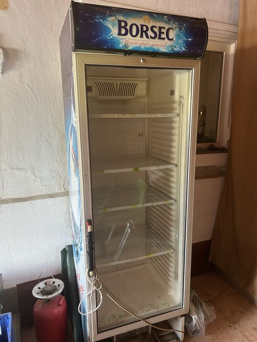 Vand vitrina frigorifica in stare buna de functionare