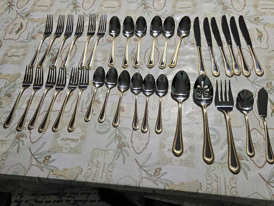 Комплект прибори за хранене