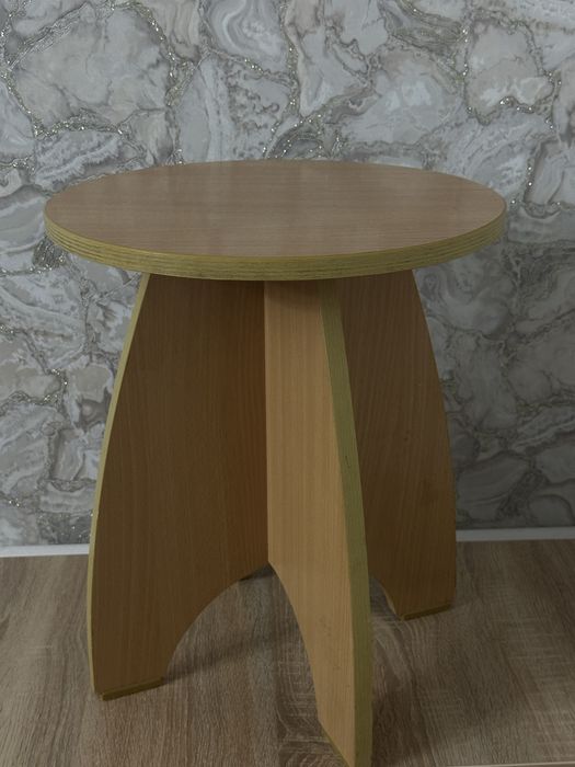 Продам жер стол и 4 стульчика