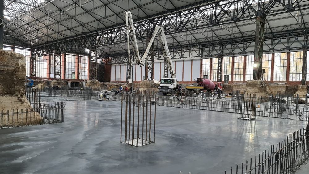 Finisare beton cu elicopter și cuart in curte - industrial